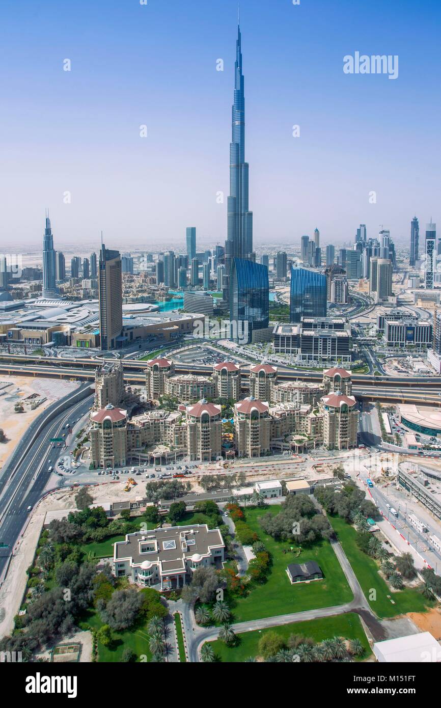 Vereinigte Arabische Emirate, Dubai Business Bay Area im Hintergrund, mit Burj Khalifa und Downtown, Rotana Murooj Hotel im Vordergrund Stockfoto