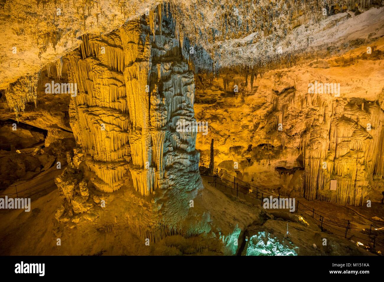 Italien, Sardinien, Provinz Sassari, Nachbarschaft von Alghero, Capo Caccia, Höhle von Neptun (Grotta di Nettuno), karstigen Formationen in den Spalten der Stalaktiten und Stalagmiten Stockfoto