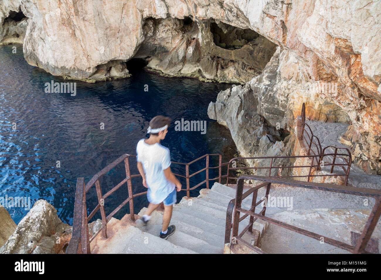 Italien, Sardinien, Provinz Sassari, Alghero, Capo Caccia, Panoramablick auf die Treppe von 654 Stufen sagt Escala del Cabirol für den Zugang zur Höhle von Neptun (Grotta di Nettuno) Stockfoto