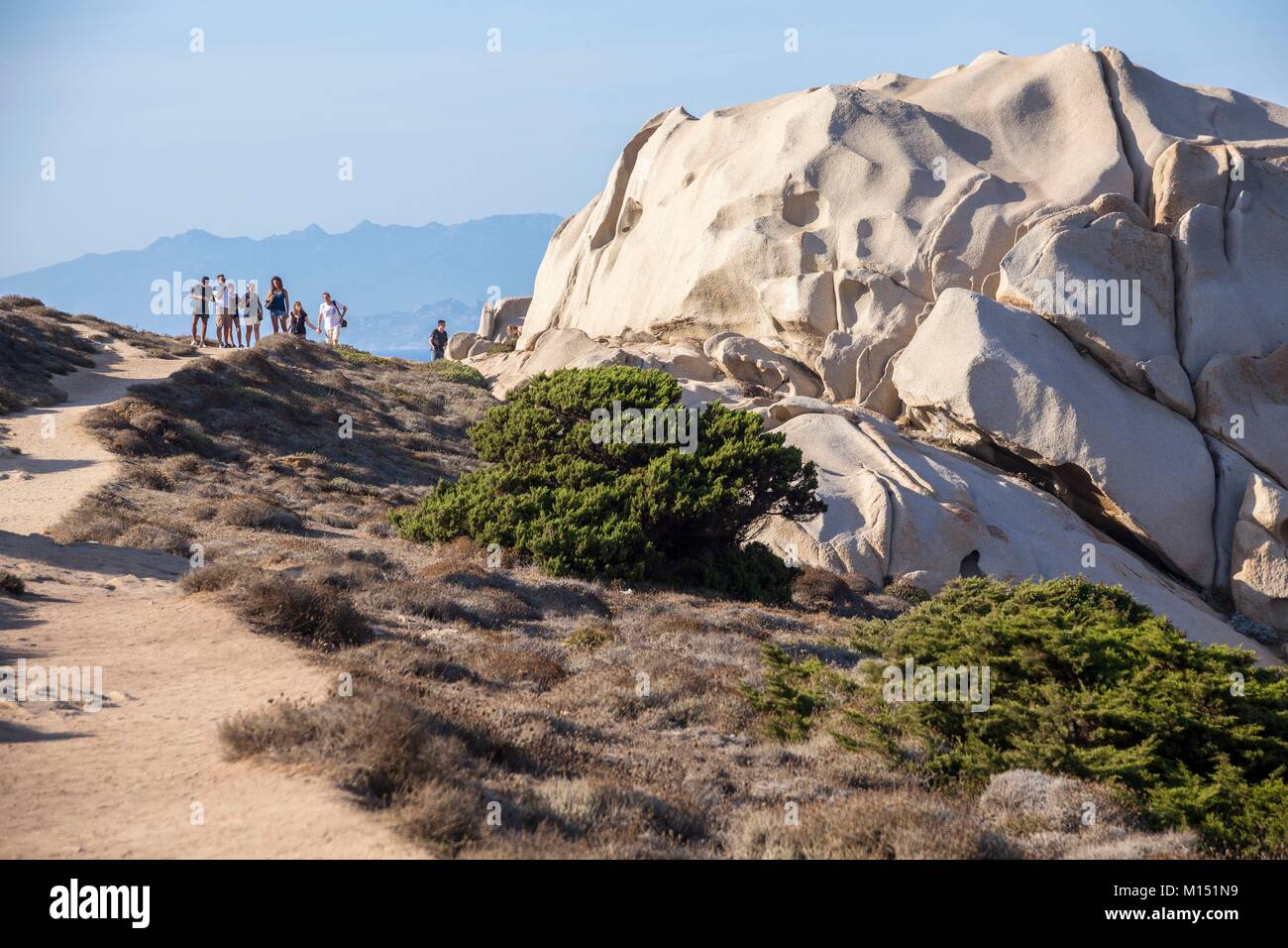 Italien, Sardinien, Provinz Olbia-Tempio, Santa Teresa di Gallura, Granitfelsen der Halbinsel Capo Testa vor der Meerenge von Bonifacio und von Korsika Stockfoto