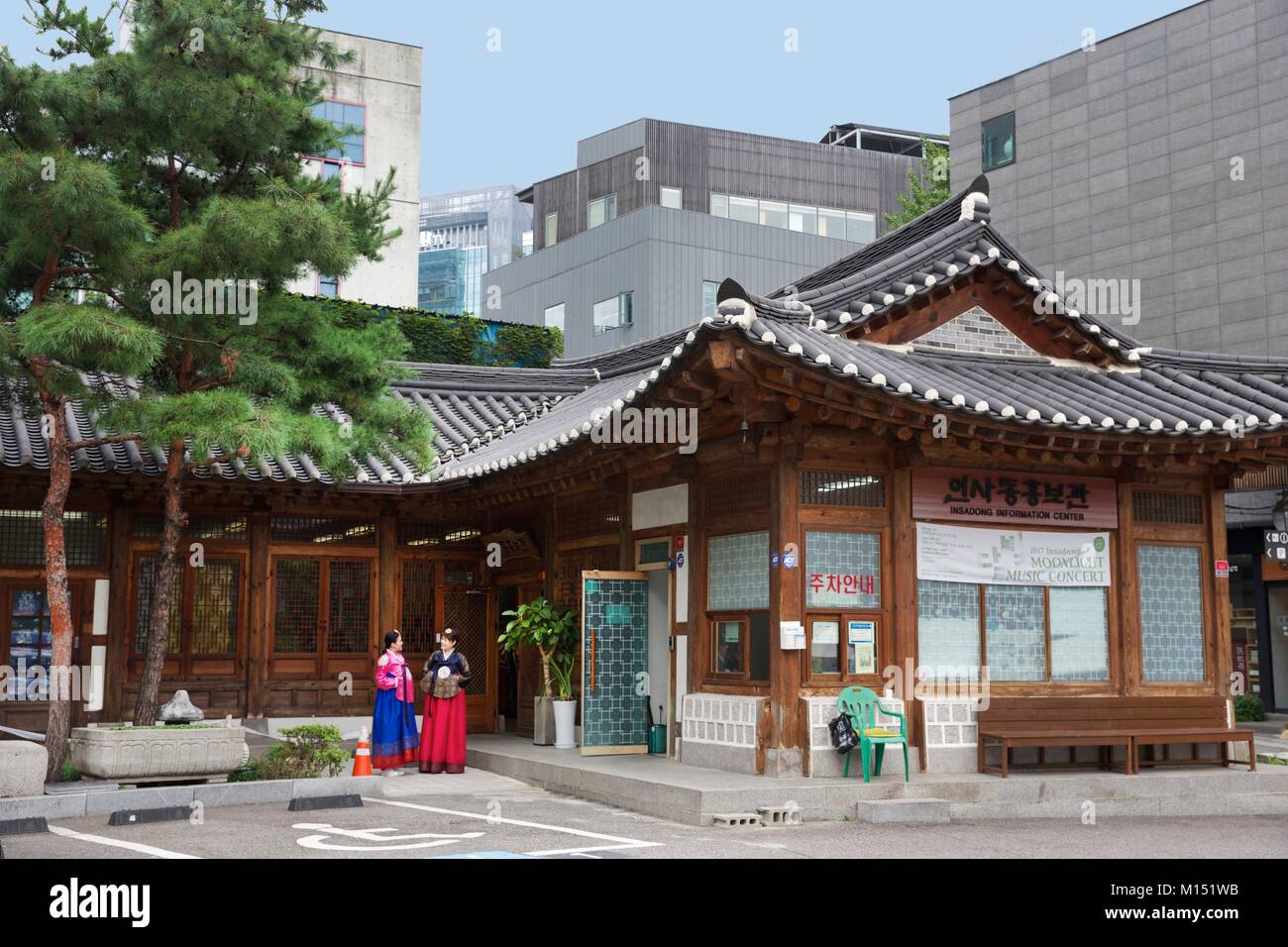 Südkorea, Seoul, zwei Frauen vor einem hambok Verleih, die traditionelle koreanische houtfit Stockfoto