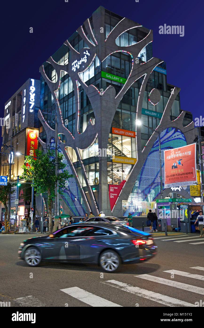 Südkorea, Seoul, Design Bau der concept store Samsang Maday leuchtet in der Nacht im Bezirk von Hongdae Stockfoto