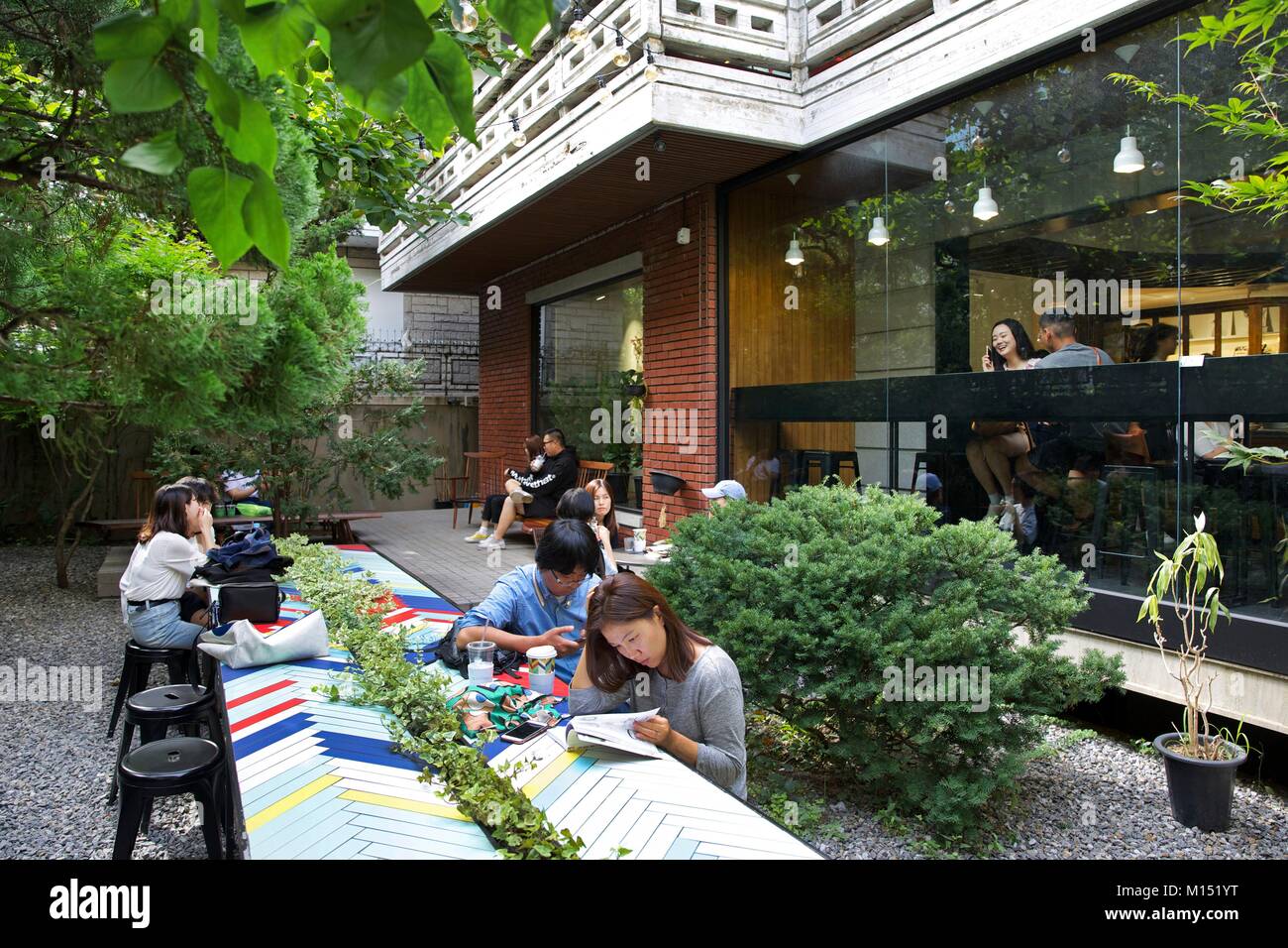 Südkorea, Seoul, junge Menschen in den Garten von einem Concept Store, in der Nähe des Daelim Museum Stockfoto