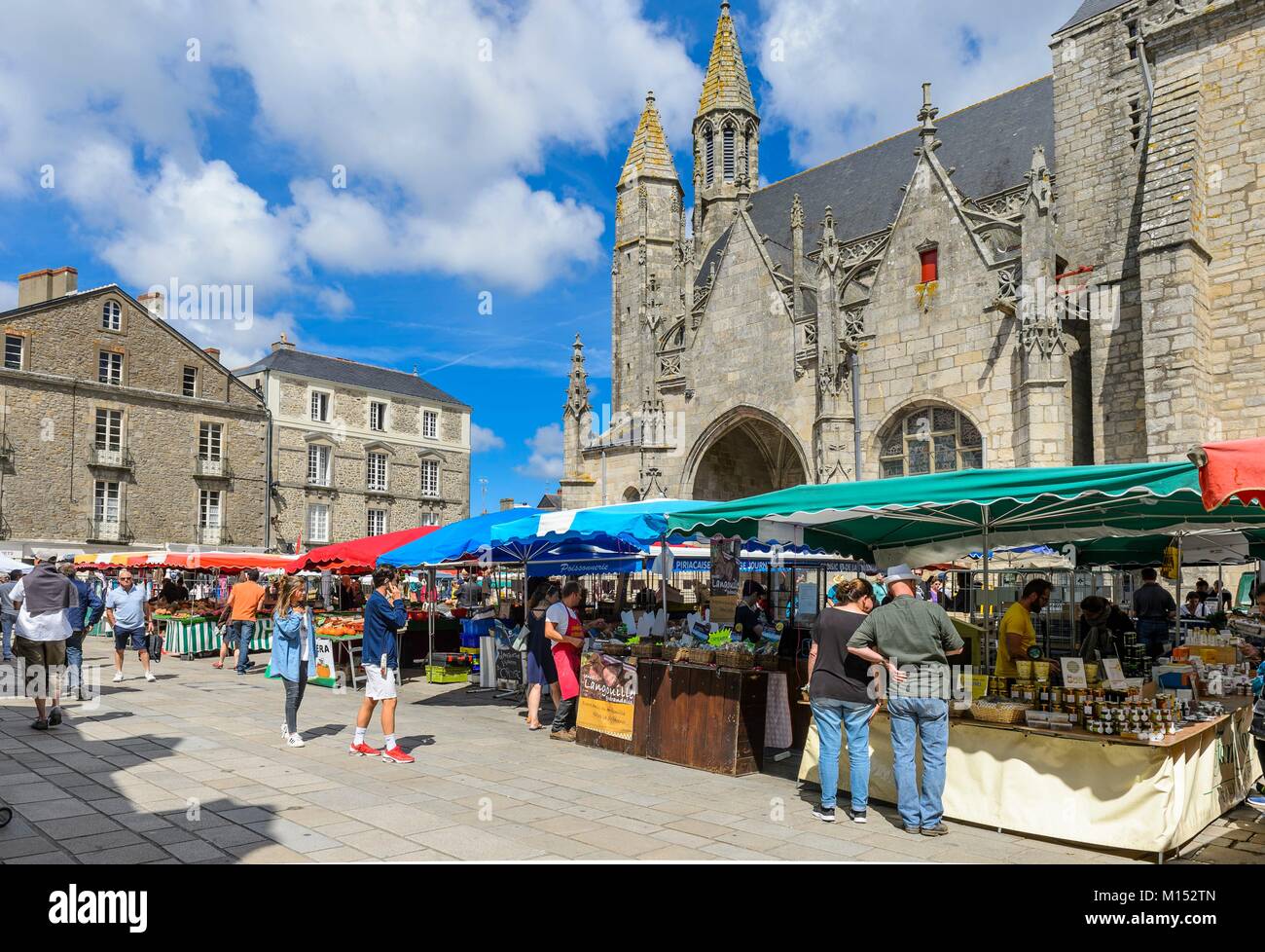 Frankreich, Loire Atlantique, Guerande, mittelalterliche Stadt, Markt, Saint Aubin Square, vor Saint Aubin Stiftskirche Stockfoto
