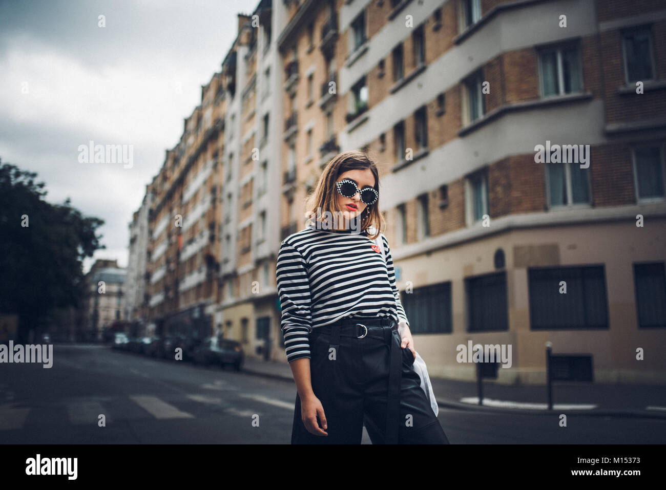 Junge schöne Frau zu Fuß auf den Straßen von Paris in Best Fashion Stockfoto