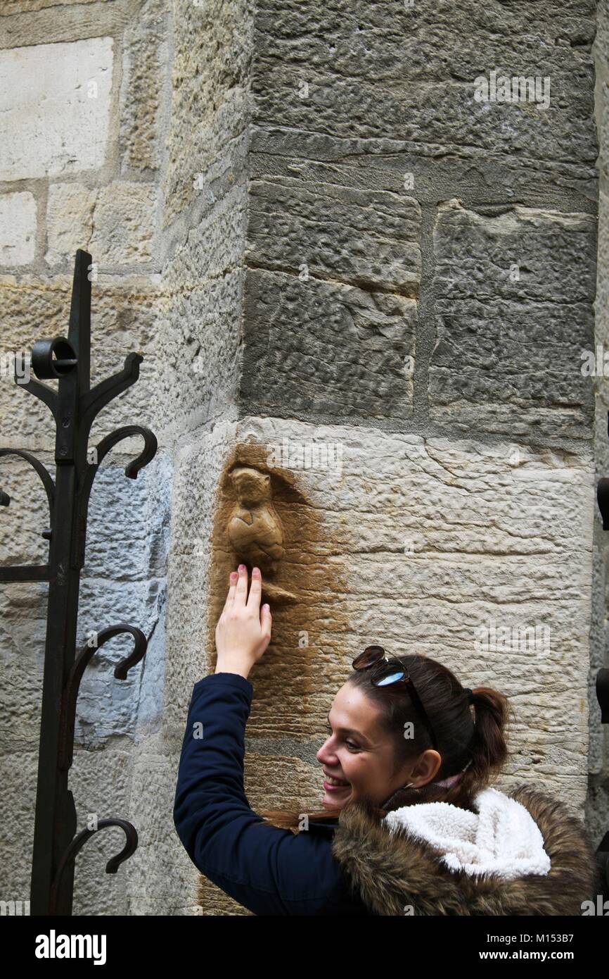 Frankreich, Cote d'Or, kulturellen Landschaft des Burgund Klimas als Weltkulturerbe von der UNESCO, Dijon, Rue de la Chouette, gegen eine Mauer der Kirche Notre Dame, Owl geschnitzt, lokale Tradition, einen Wunsch durch Streicheln der Vogel Stockfoto
