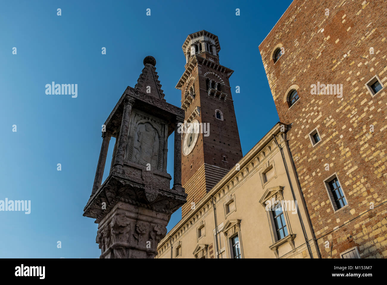 Blick auf Torre Dei Lamberti von der Piazza delle Erbe, Verona, Italien Stockfoto