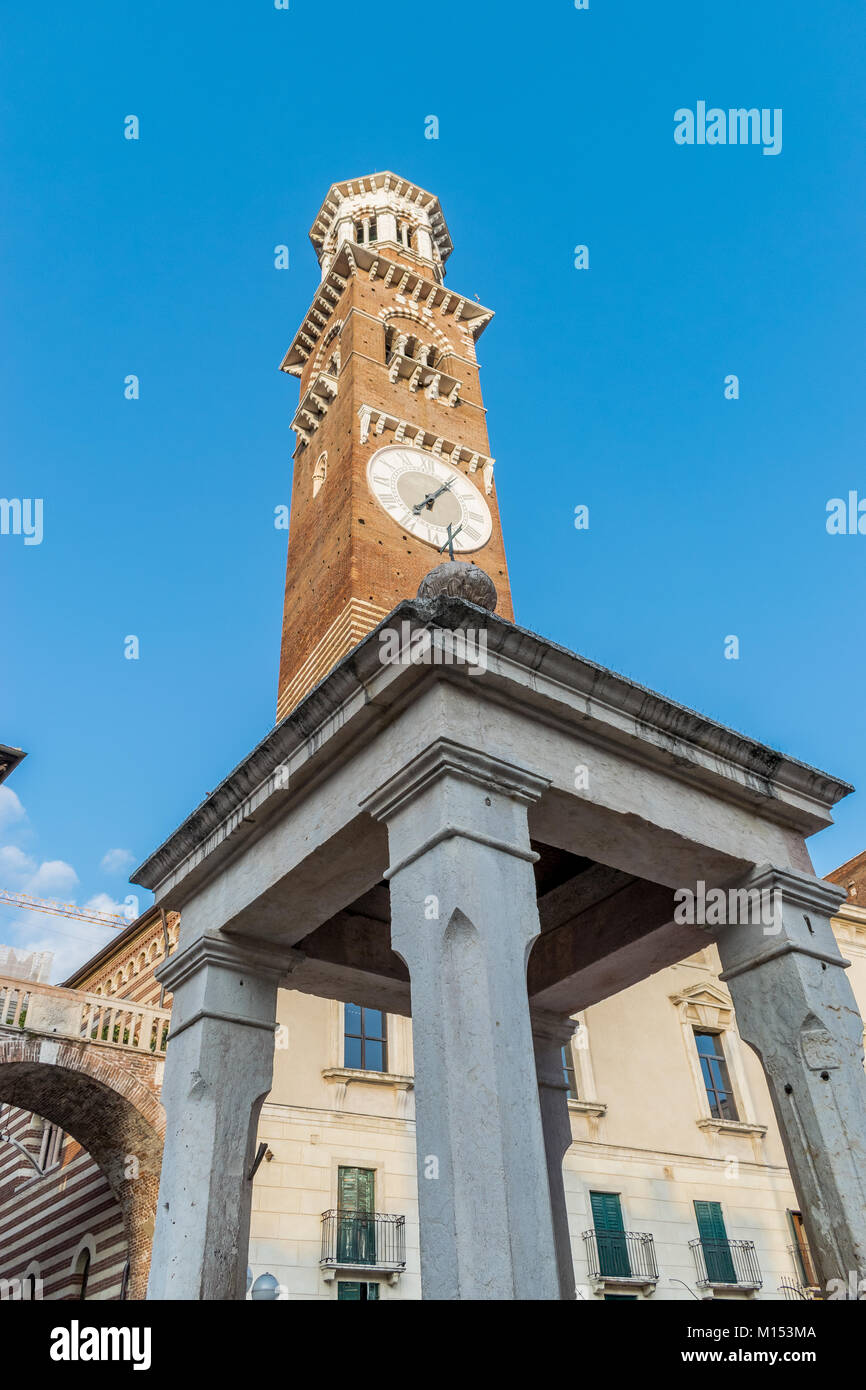 Blick auf Torre Dei Lamberti von der Piazza delle Erbe, Verona, Italien Stockfoto