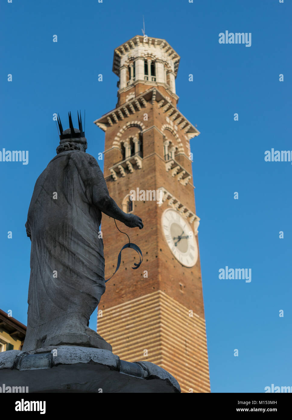 Blick auf Torre Dei Lamberti von der Piazza delle Erbe, Verona, Italien Stockfoto
