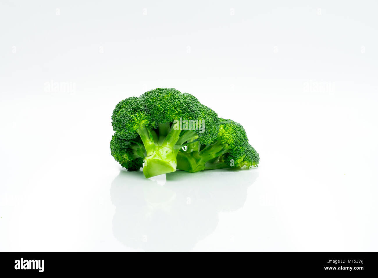 Grüne Brokkoli (Brassica oleracea). Gemüse natürliche Quelle von Beta-Carotin, Vitamin C, Vitamin K, Glasfaser Essen, Folsäure. Frischen Brokkoli Kohl isolat Stockfoto