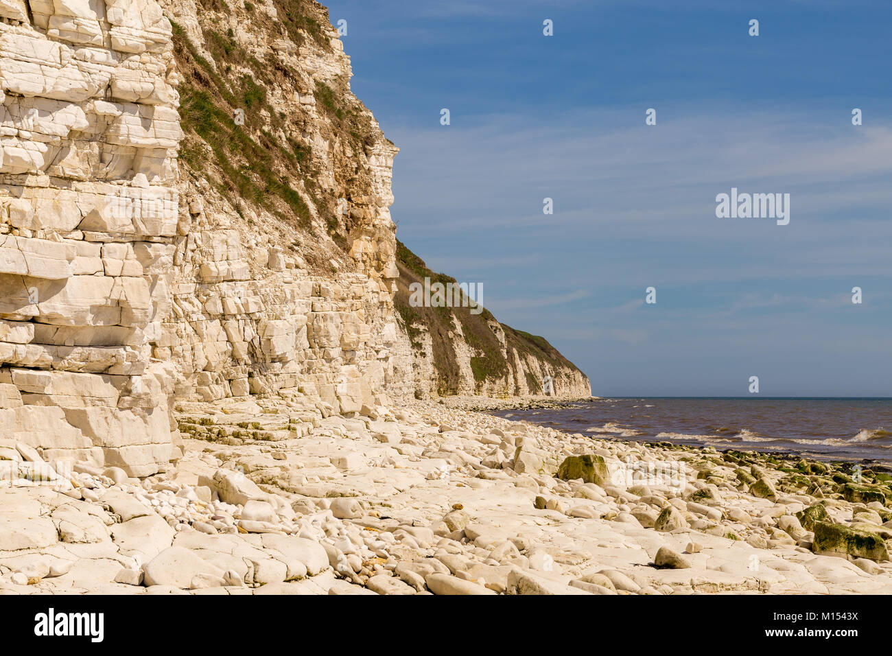 Nordsee Küste mit Felsen der Dänen Deich in der Nähe von Bridlington, East Riding von Yorkshire, Großbritannien Stockfoto