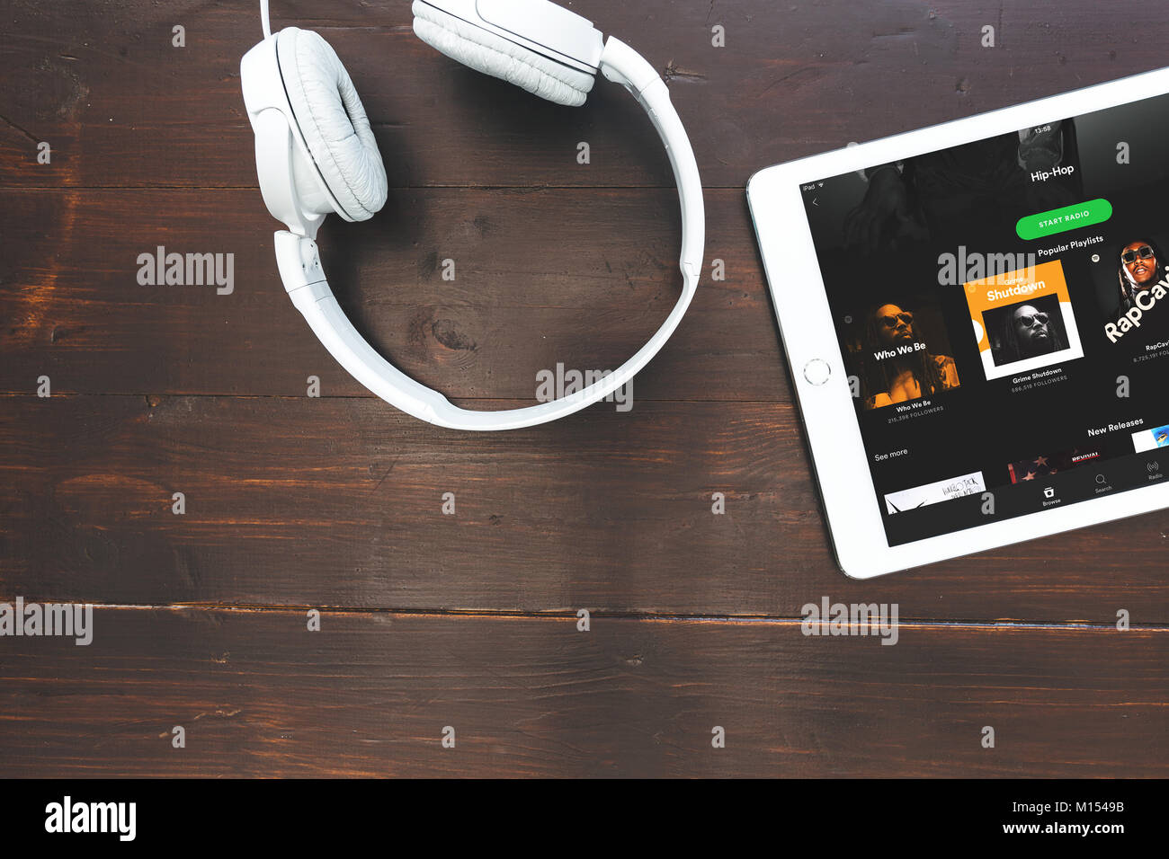 LONDON - Januar 25, 2018: Music Headphones und Spotify App Streaming von Musik auf weißem iPad Tablet Stockfoto