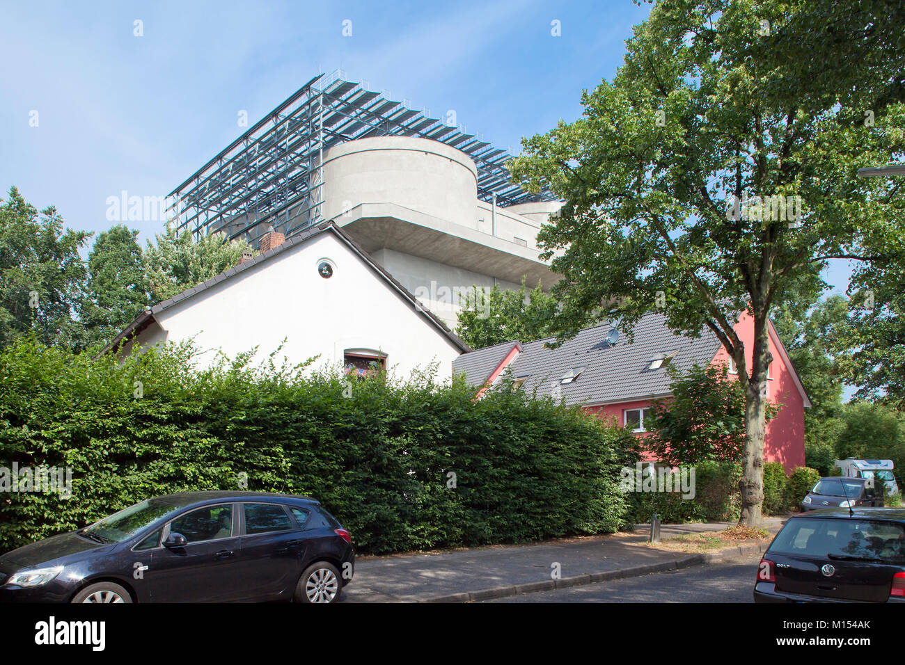 "Energiebunker" in Hamburg-Wilhelmsburg. Ein WW II-Bunker umgewandelt in eine innovative umweltfreundliche Kraftwerk (Kraft-Wärme-Kopplung, Solarenergie) und Energie speichern. Stockfoto