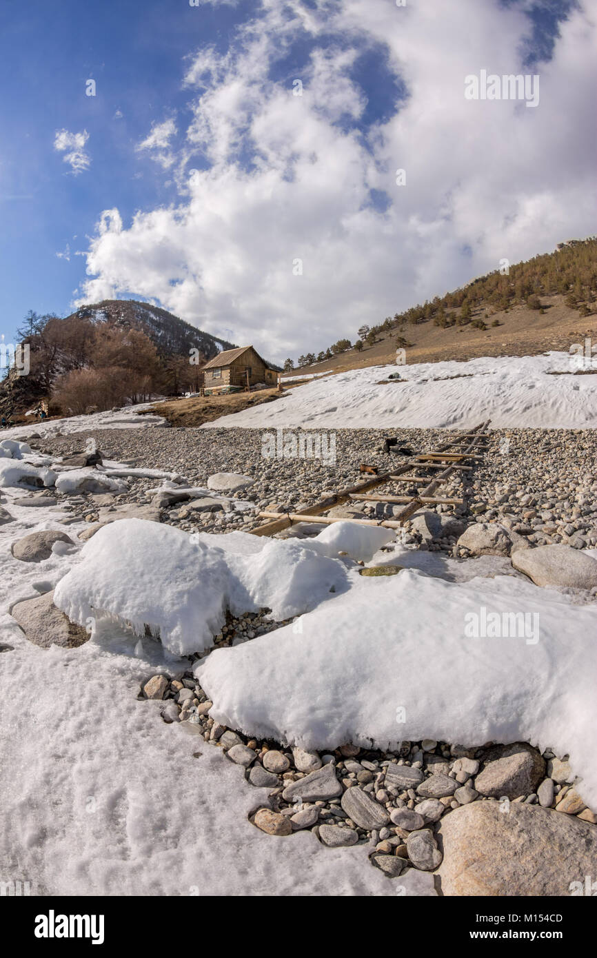 Holzhaus am Ufer des Winter Meer Baikalsee, Insel Olchon. Idiba. Stockfoto