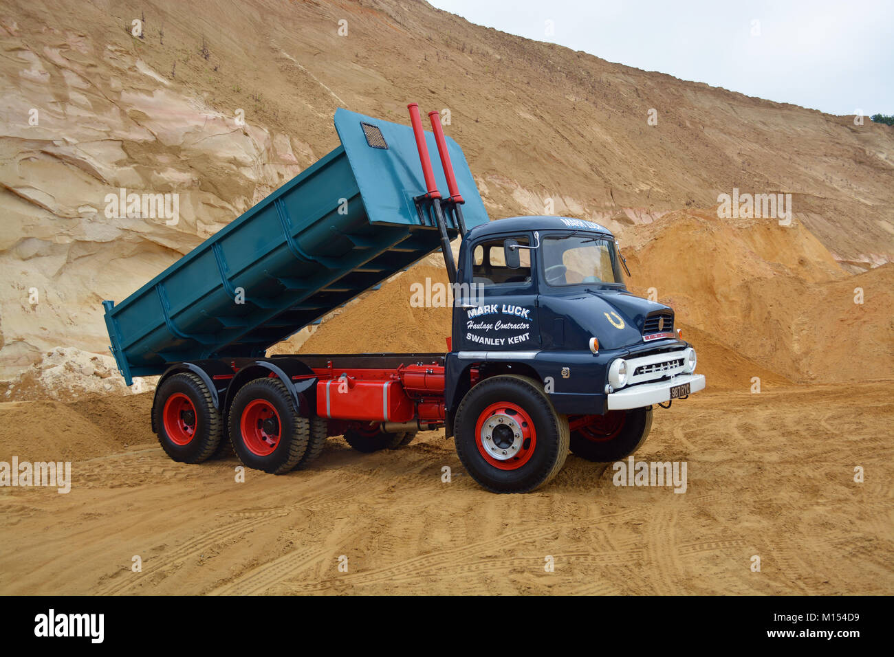 AWD Ford Thames Kipper in Sand Steinbruch Stockfoto