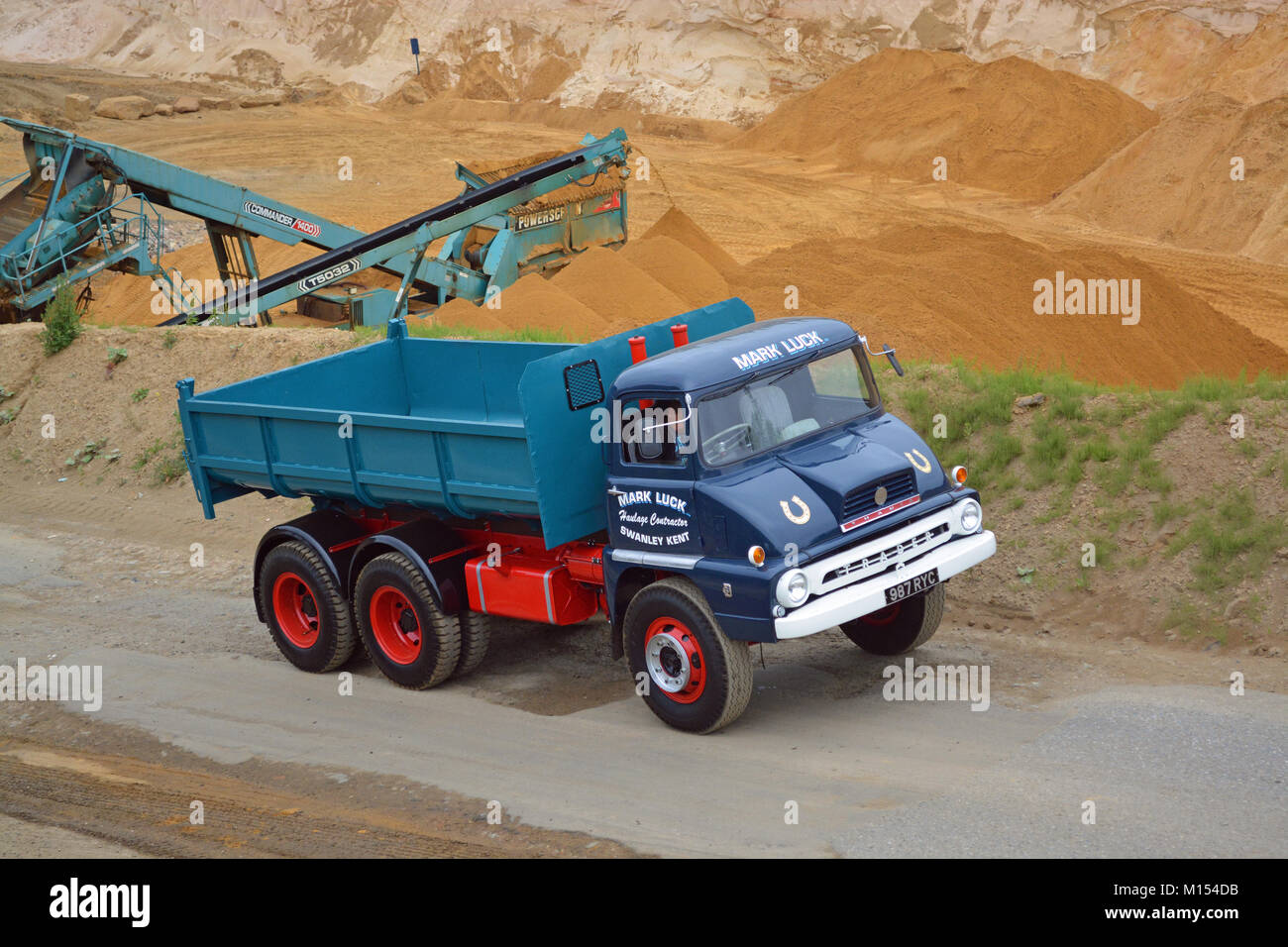 AWD Ford Thames Kipper in Sand Steinbruch Stockfoto