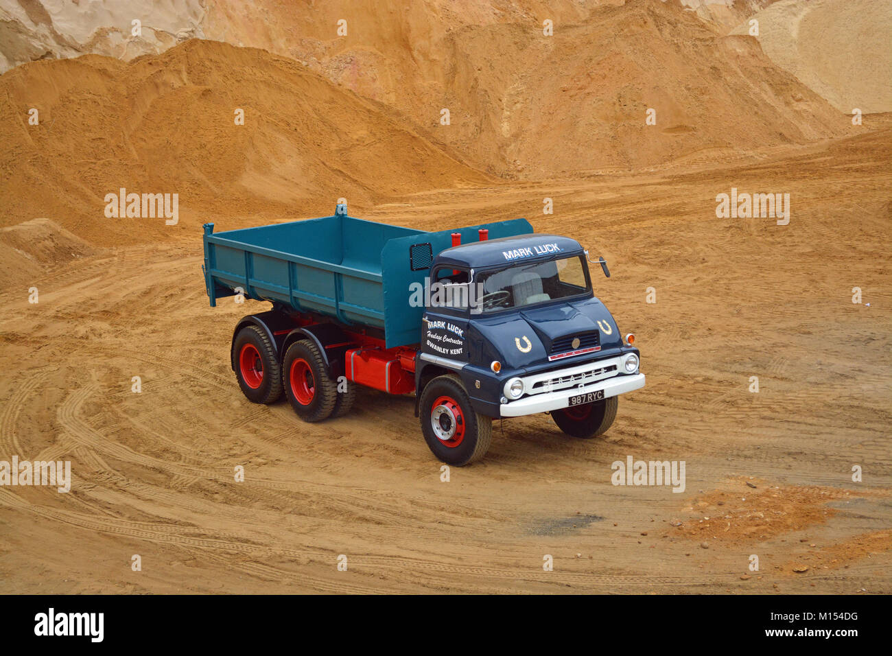 AWD Ford Thames Kipper in Sand Steinbruch Stockfoto