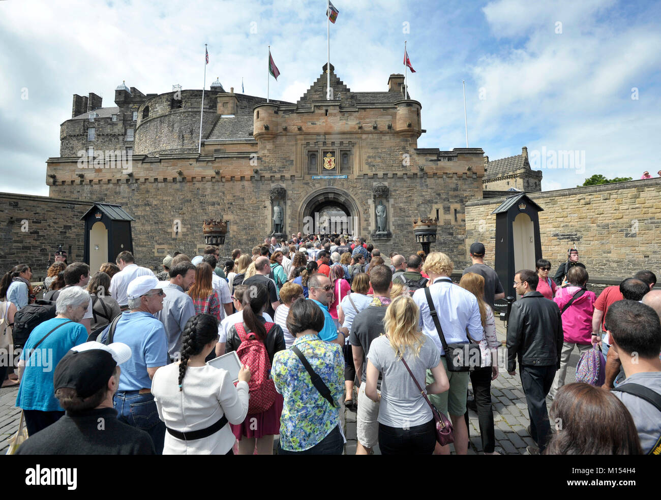 Touristen auf der Esplanade in Edinburgh Castle, Edinburgh, Schottland. Stockfoto