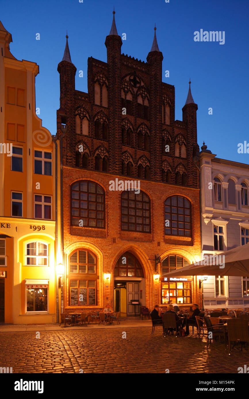 Historische Wulflamhouse auf dem Alten Markt in der Dämmerung, Stralsund, Mecklenburg-Vorpommern, Deutschland, Europa ich Alter Markt mit Wulflamhaus bei Abenddämmerung, EIN Stockfoto