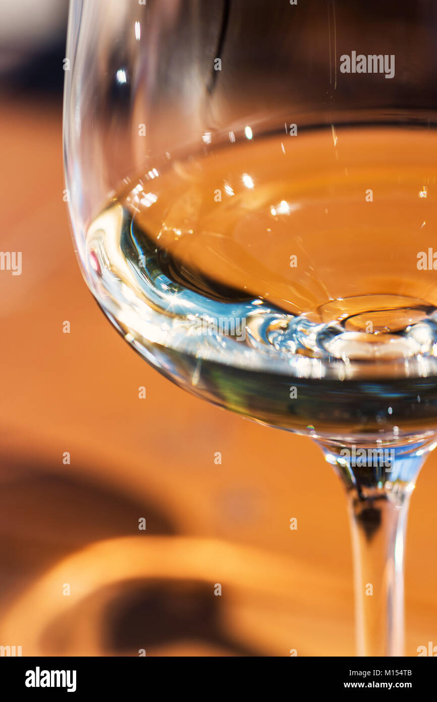 Glas weiß Wein schließen sich Stockfoto
