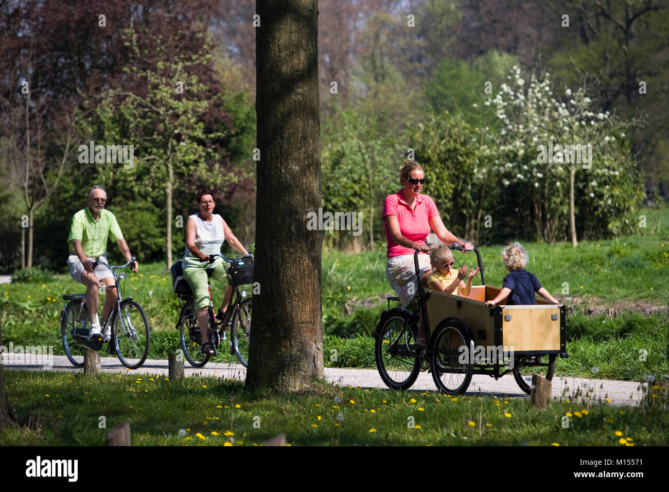 Die Niederlande, 's-graveland. Mutter und 2 Kinder auf angepasste Fahrrad. Stockfoto