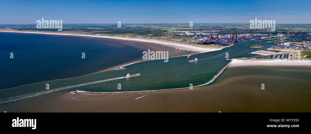 Die Niederlande, IJmuiden, Antenne, Eingang der Nordsee Kanal. Tata Steel Factory. Panoramablick. Stockfoto