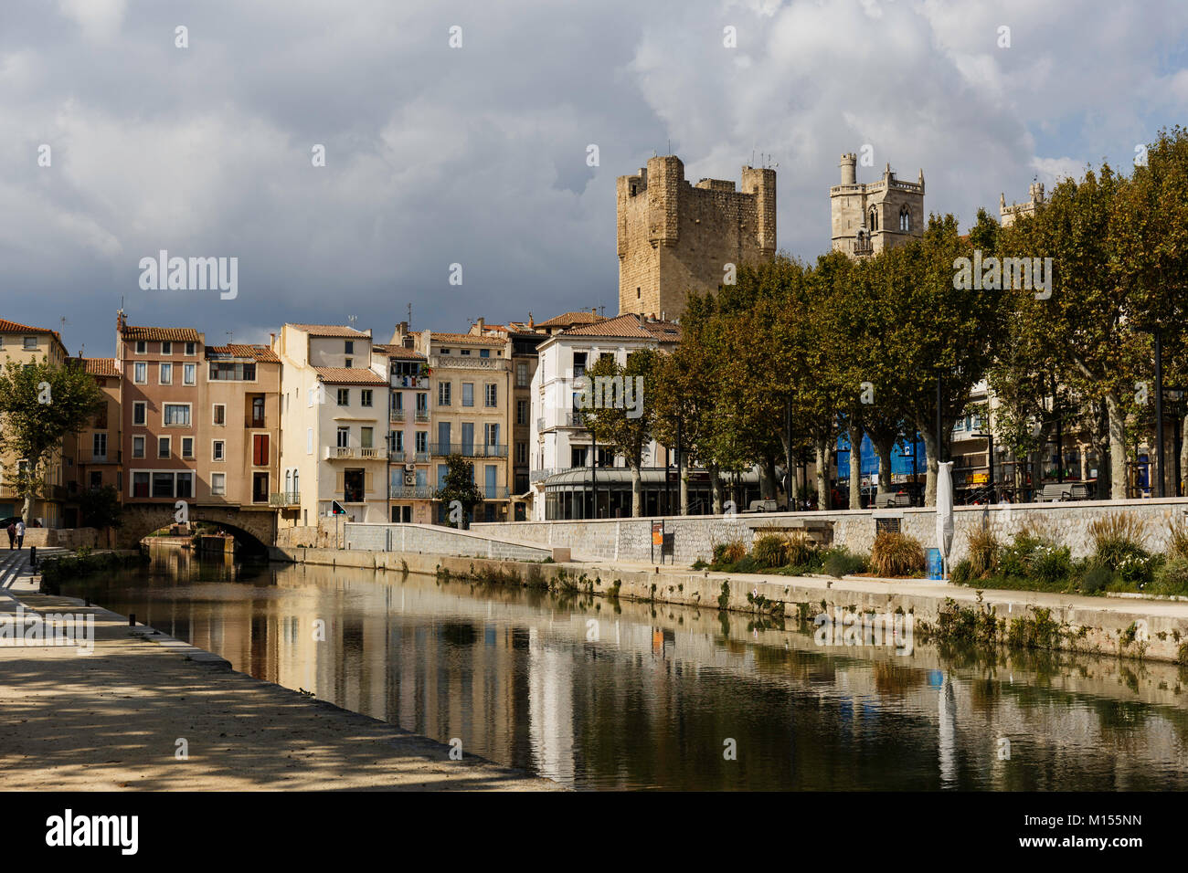 Der Kanal Robine läuft durch die Mitte von Narbonne Stockfoto