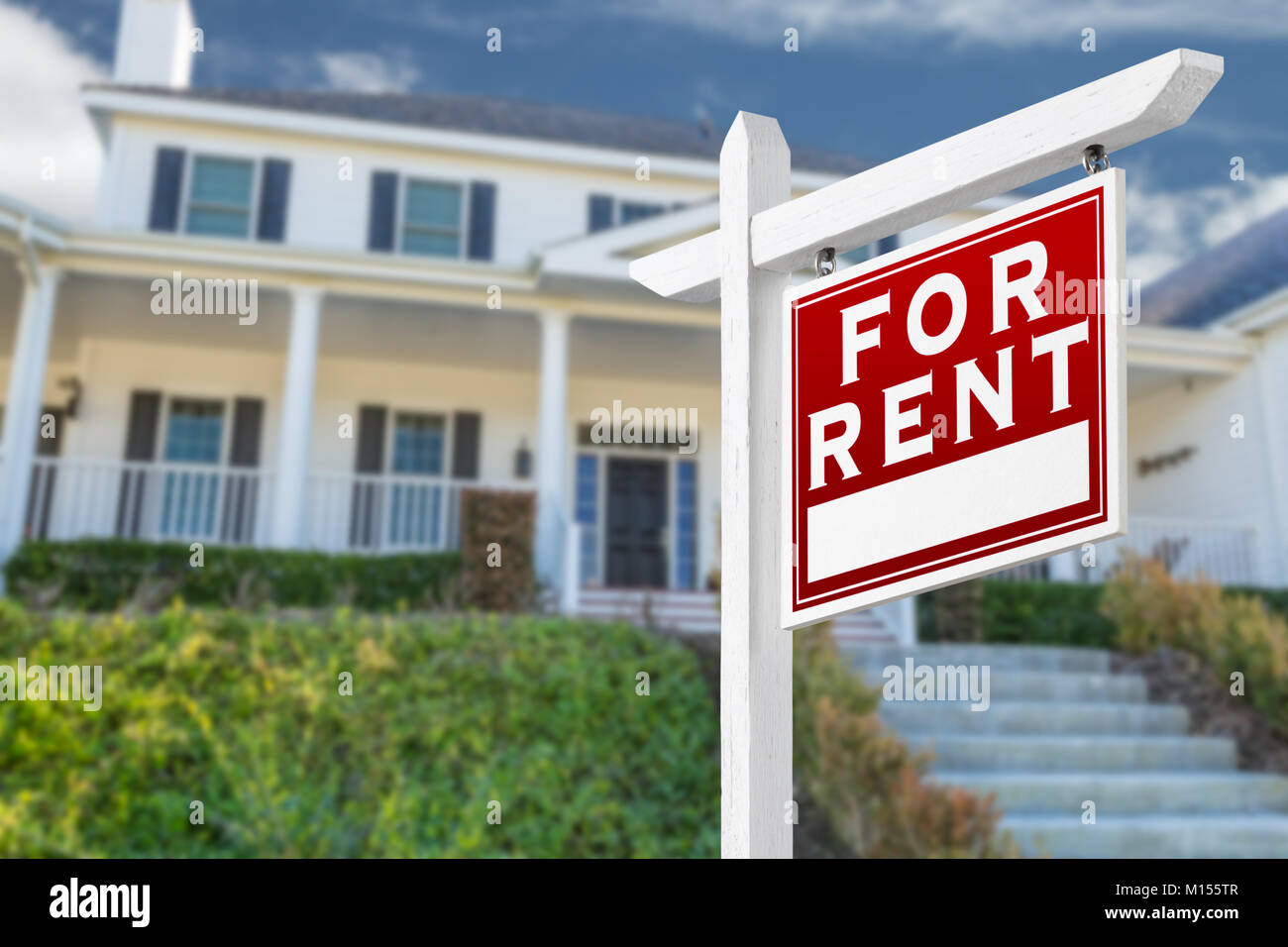 Nach rechts gerichteter zum Mieten Immobilien Schild vor dem Haus. Stockfoto