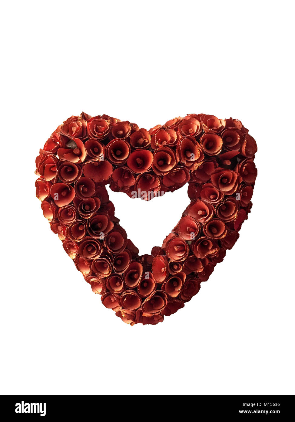 Herz geformte Kranz aus Blumen. Symbol der Liebe, Romantik oder Valentines. Auf weissem Hintergrund. Stockfoto