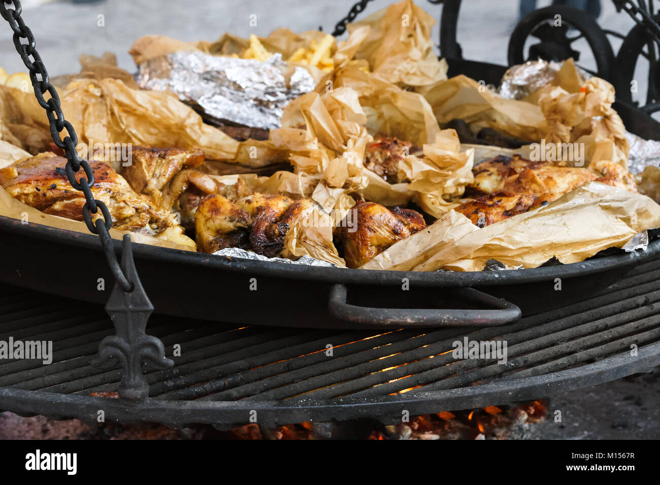 Grossen Grill von Fleisch. Gebratene Rippen, Huhn, Schwein, Pute, Bratkartoffeln. Stockfoto