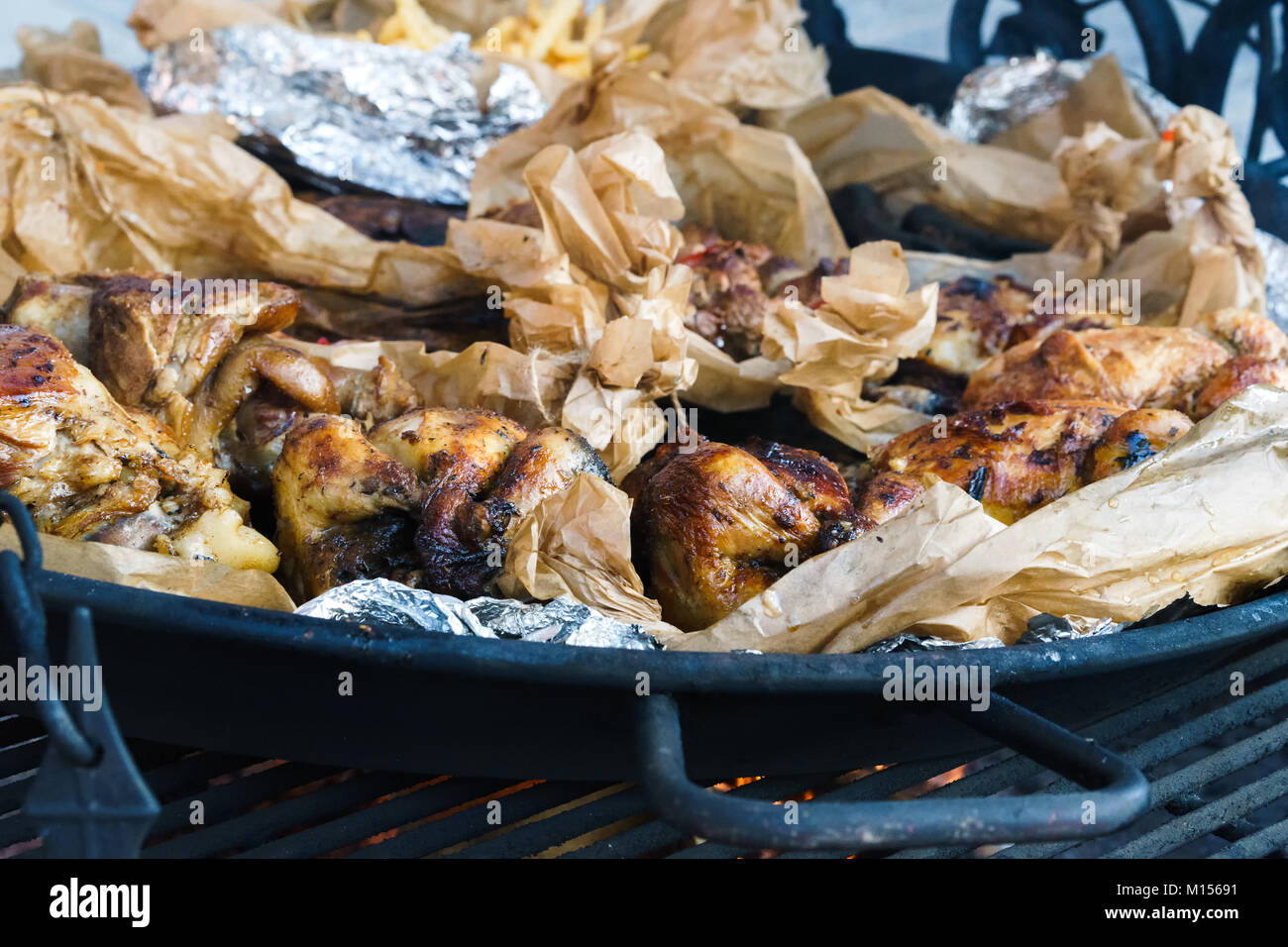 Grossen Grill von Fleisch. Gebratene Rippen, Huhn, Schwein, Pute, Bratkartoffeln. Stockfoto
