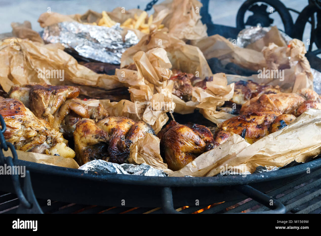 Grossen Grill von Fleisch. Gebratene Rippen, Huhn, Schwein, Pute, Bratkartoffeln. Stockfoto