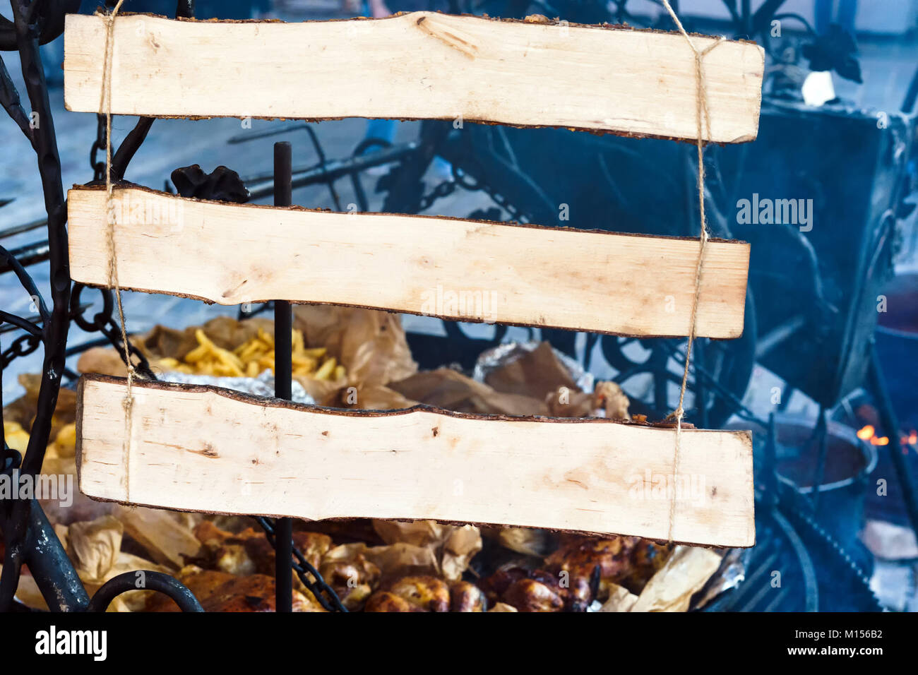 Holzbrett für Menü, großes Barbecue Grill von Fleisch für den Hintergrund. Gebratene Rippen, Huhn, Schwein, Pute, Bratkartoffeln. Stockfoto