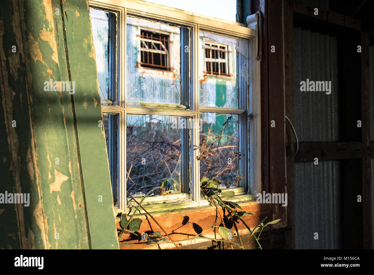 Sonnenlicht auf Alte kaputte Fenster aus Glas Stockfoto