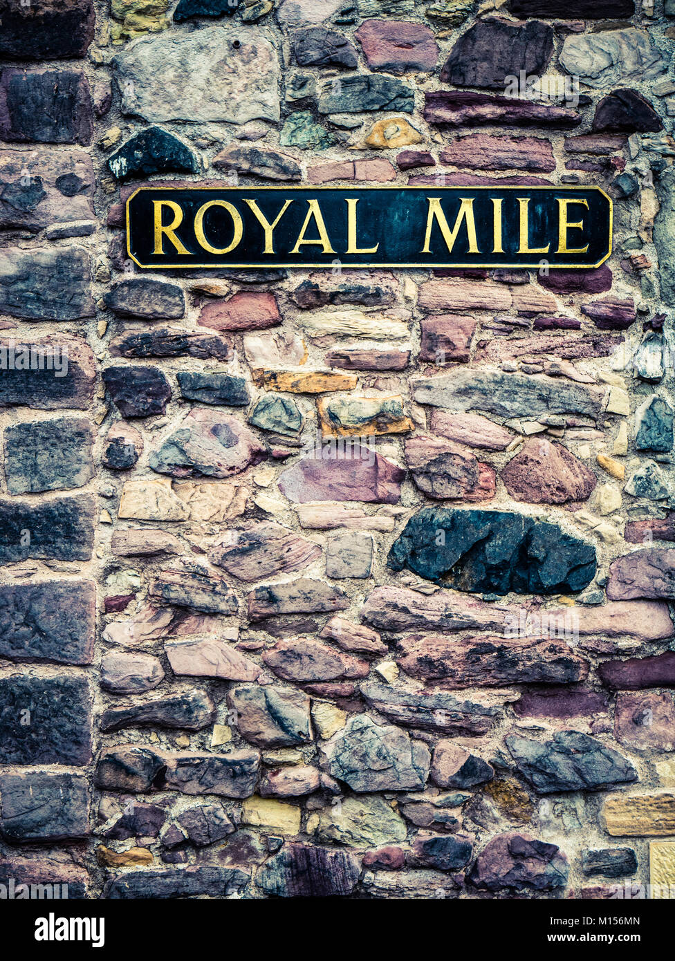 Ein Zeichen für die berühmte Royal Mile auf einer alten Steinmauer in Edinburgh, Schottland Stockfoto