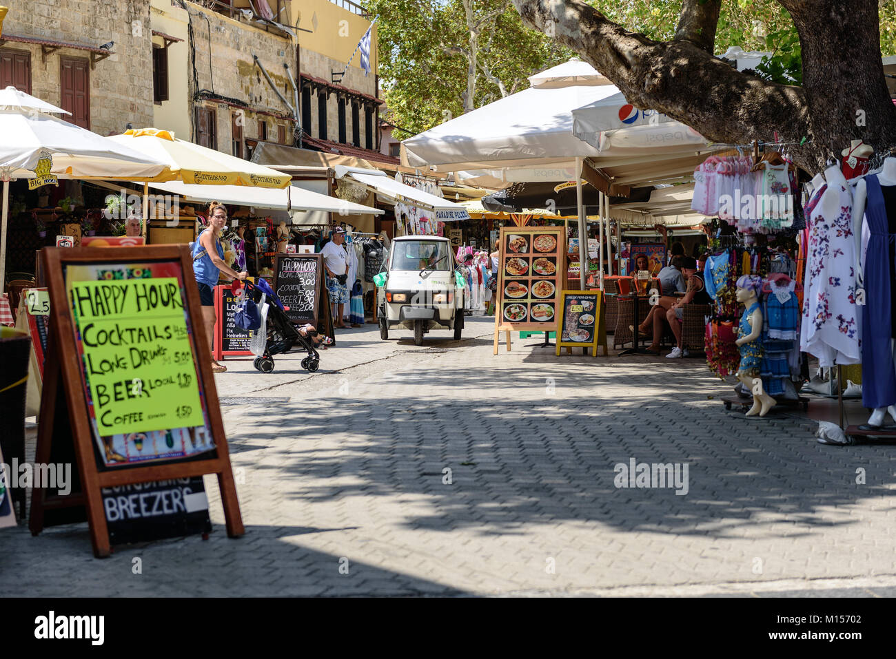 RHODES, Griechenland - AUGUST 2017: Straße von Rhodos Stadt mit vielen Geschäften und Bars. Die Insel Rhodos, Griechenland. Stockfoto