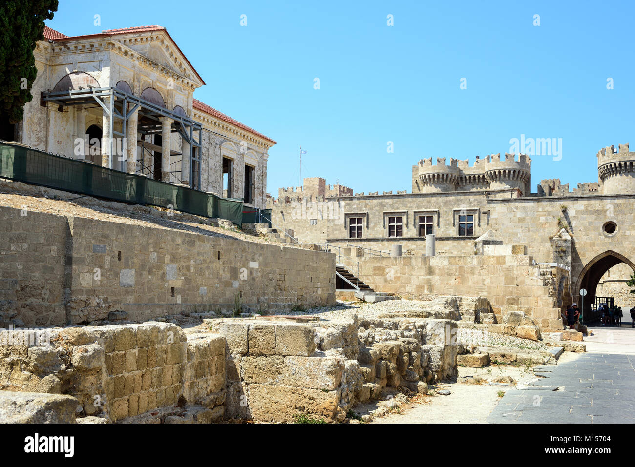 Alte Gebäude Ruinen im Schloss von Rhodos Stadt auf der Insel Rhodos, Griechenland Stockfoto