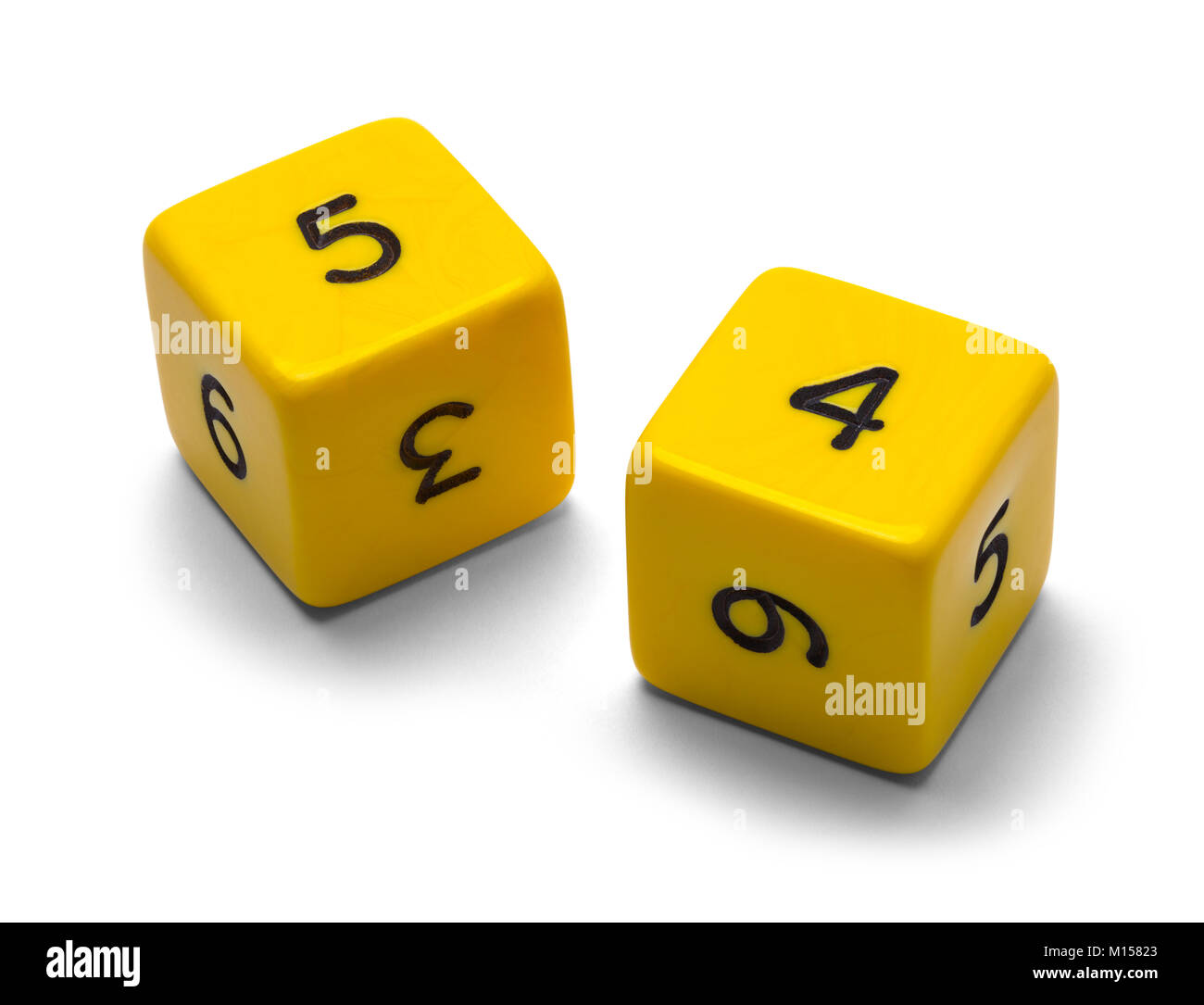 Zwei Gelben nummerierten Würfel isoliert auf einem weißen Hintergrund. Stockfoto