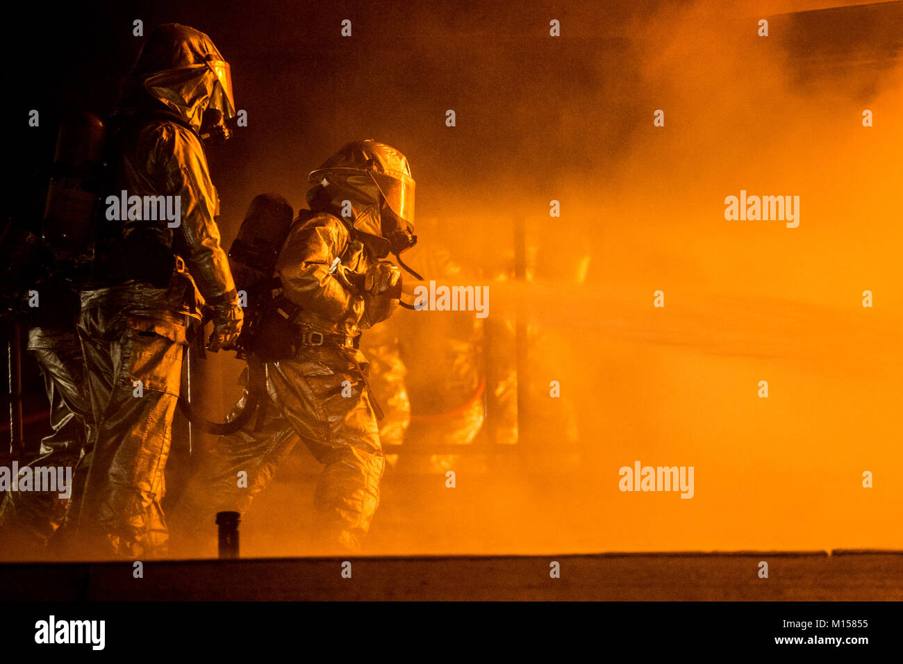 Flugzeuge die Rettung und Brandbekämpfung Marines ein Jet fuel Ausbildung an Bord der Marine Corps Air Station Beaufort, Jan 19 löschen. Die Marines sind mit Sitz und Hauptverwaltung Squadron. Stockfoto
