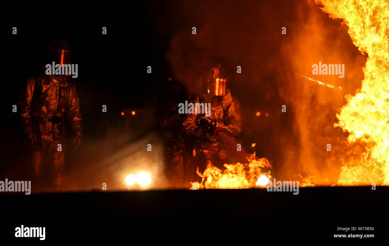 Flugzeuge die Rettung und Brandbekämpfung Marines ein Jet fuel Ausbildung Feuer an Bord der Marine Corps Air Station Beaufort, Jan. 19 löschen. Die Marines sind mit Sitz und Hauptverwaltung Squadron. Stockfoto