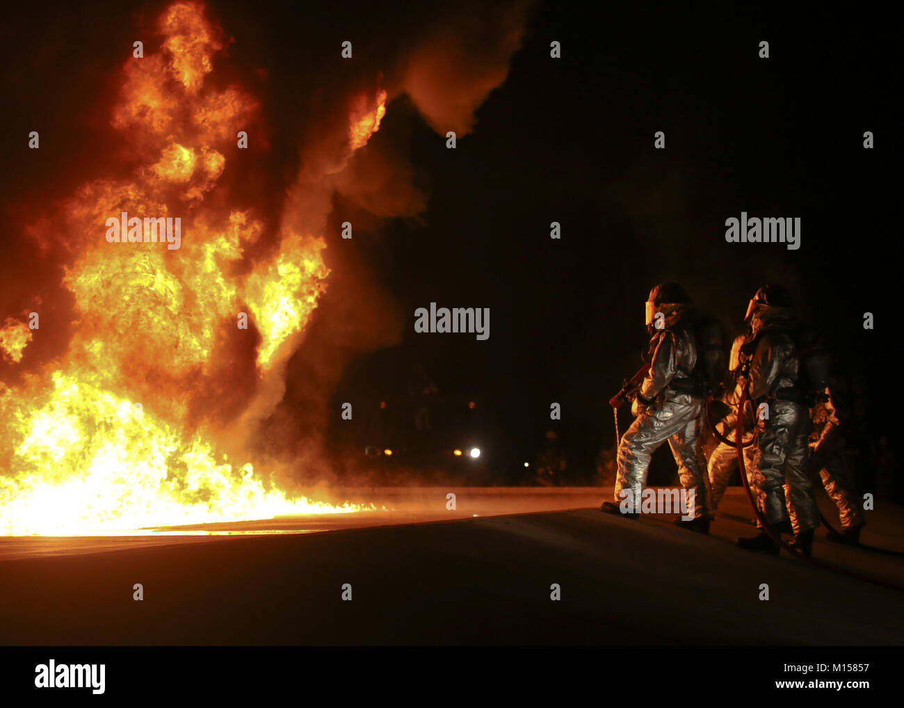 Flugzeuge die Rettung und Brandbekämpfung Marines beobachten, ein Jet fuel Ausbildung Feuer an Bord der Marine Corps Air Station Beaufort, 31.01.19. Die Übung wurde durchgeführt, ARFF die Bereitschaft für eine mögliche Flugzeuge Missgeschick zu testen. Die Marine ist mit Sitz und Hauptverwaltung Squadron. Stockfoto