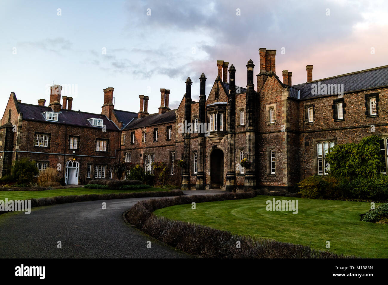 York, Vereinigtes Königreich - 11/18/2017: eines der alten Gebäude auf dem Campus der Universität York St. John während des Tages. Stockfoto