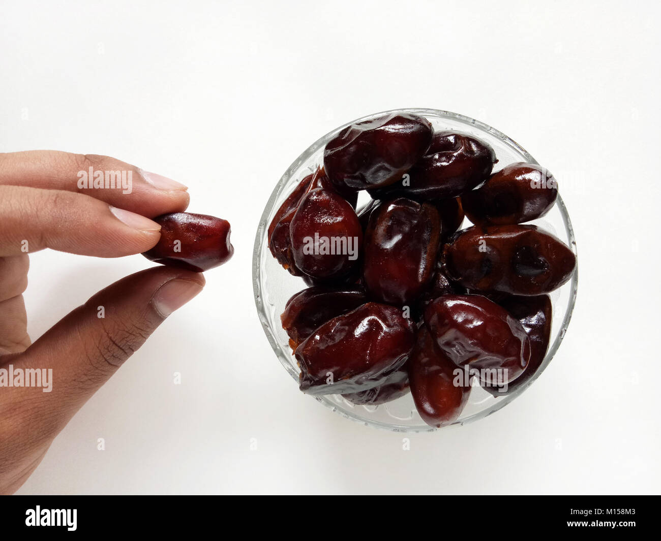 Hand hob ein Datum Obst Stockfoto