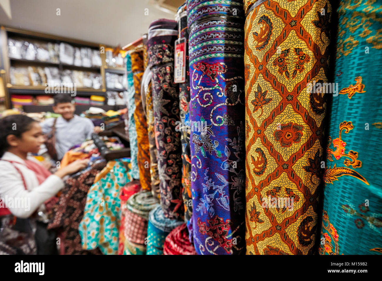 Auswahl der Batikgewebe zum Verkauf in Hamzah Batik Shop. Yogyakarta, Java, Indonesien. Stockfoto