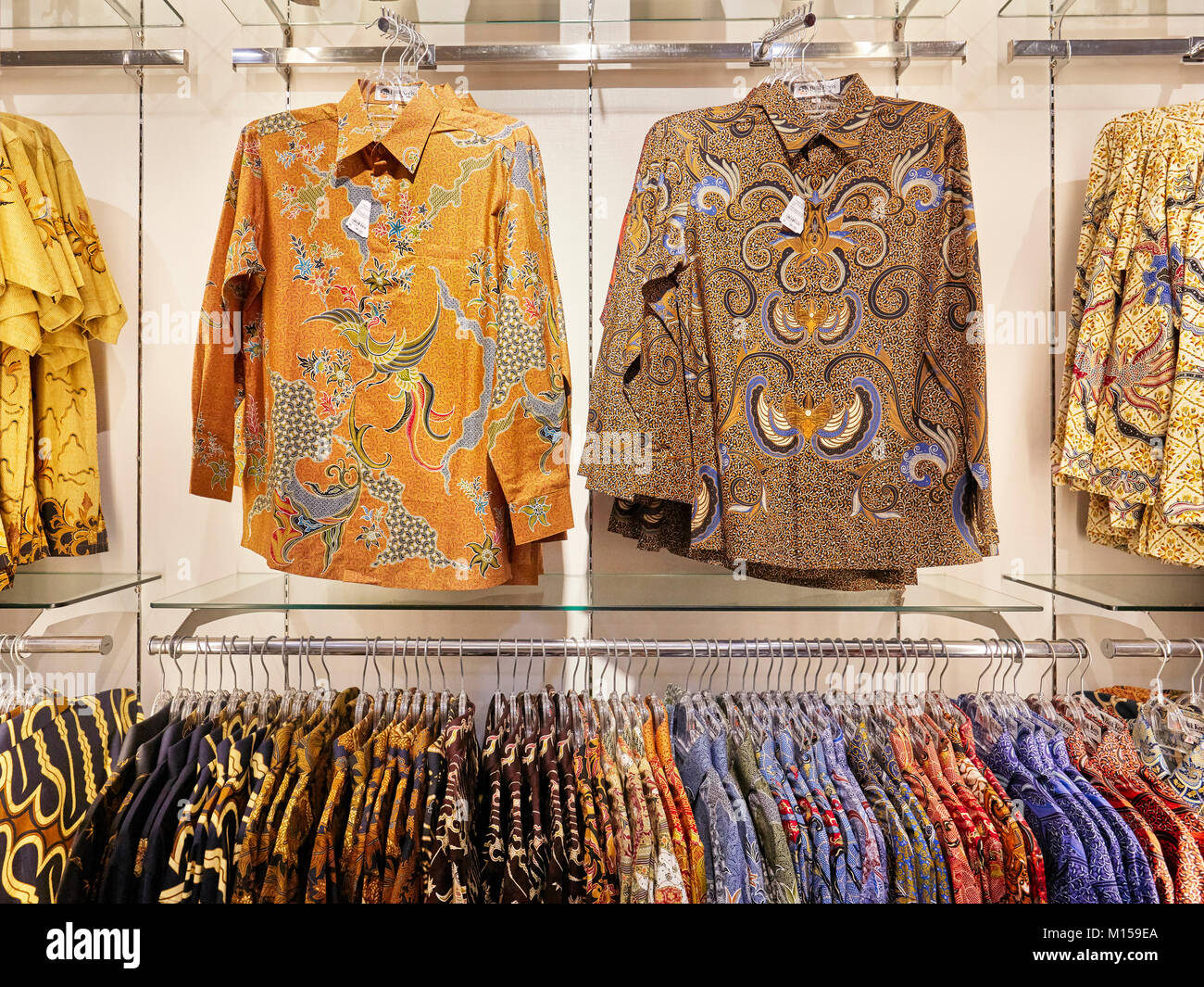 Eine Auswahl an Indonesische Batik Hemden in einem Shop auf Malioboro  Street entfernt. Yogyakarta, Java, Indonesien Stockfotografie - Alamy