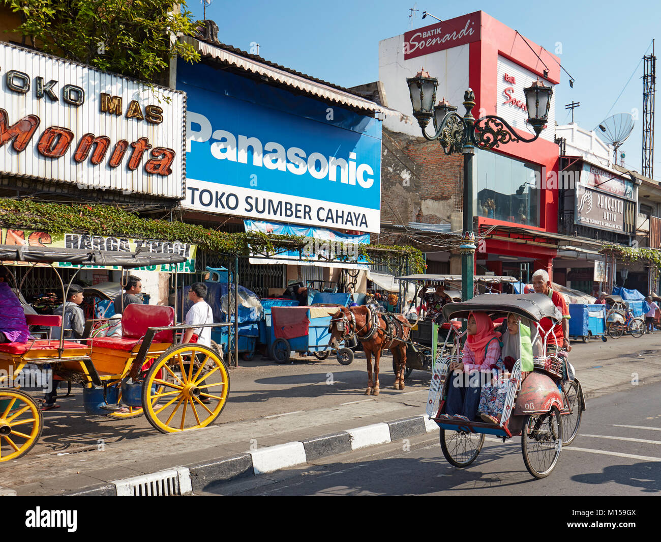 Cycle rickshaw entlang Malioboro Street fahren. Yogyakarta, Java, Indonesien. Stockfoto