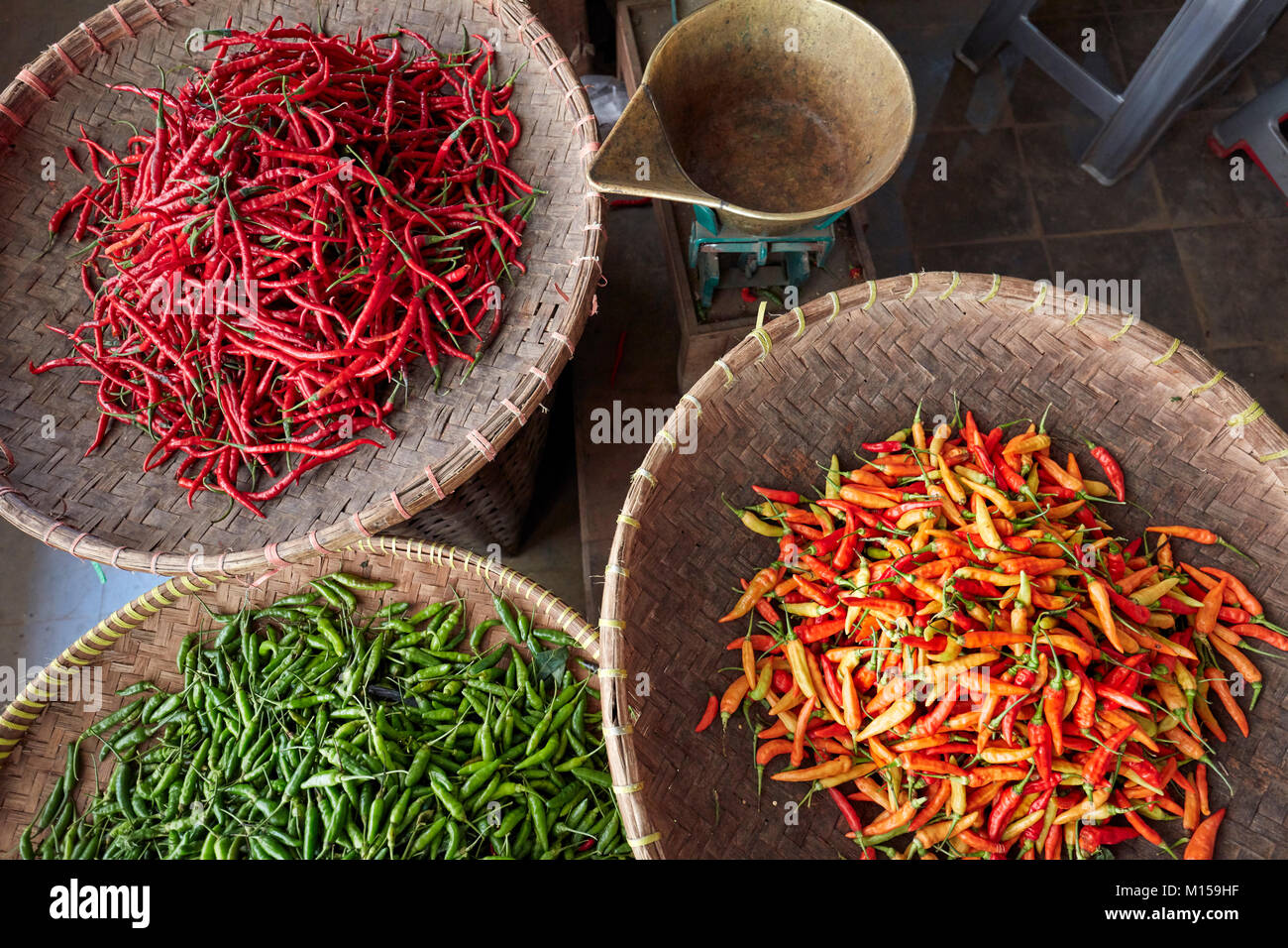 Eine Auswahl von Chili peppers für Verkauf an Beringharjo (Pasar Beringharjo). Yogyakarta, Java, Indonesien. Stockfoto