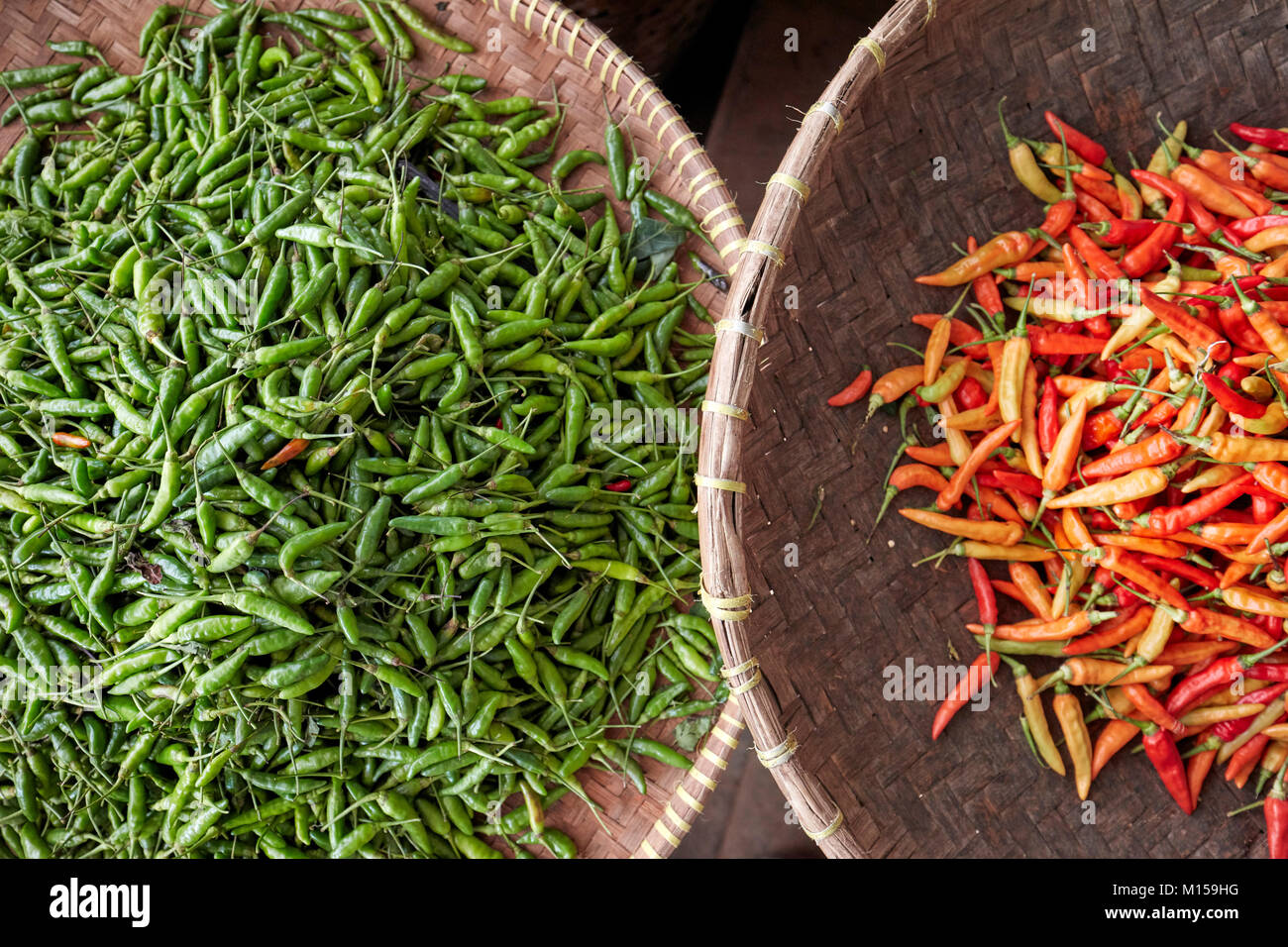 Eine Auswahl von Chili peppers für Verkauf an Beringharjo (Pasar Beringharjo). Yogyakarta, Java, Indonesien. Stockfoto