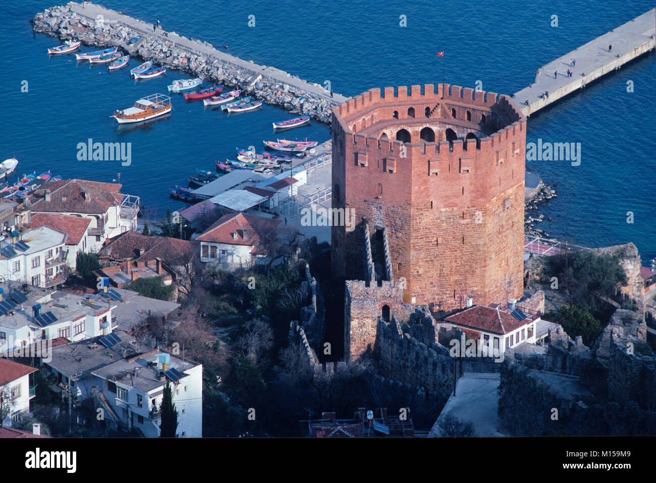 Der achteckige Turm aus rotem Backstein, bekannt als Kizilkule, Kizil