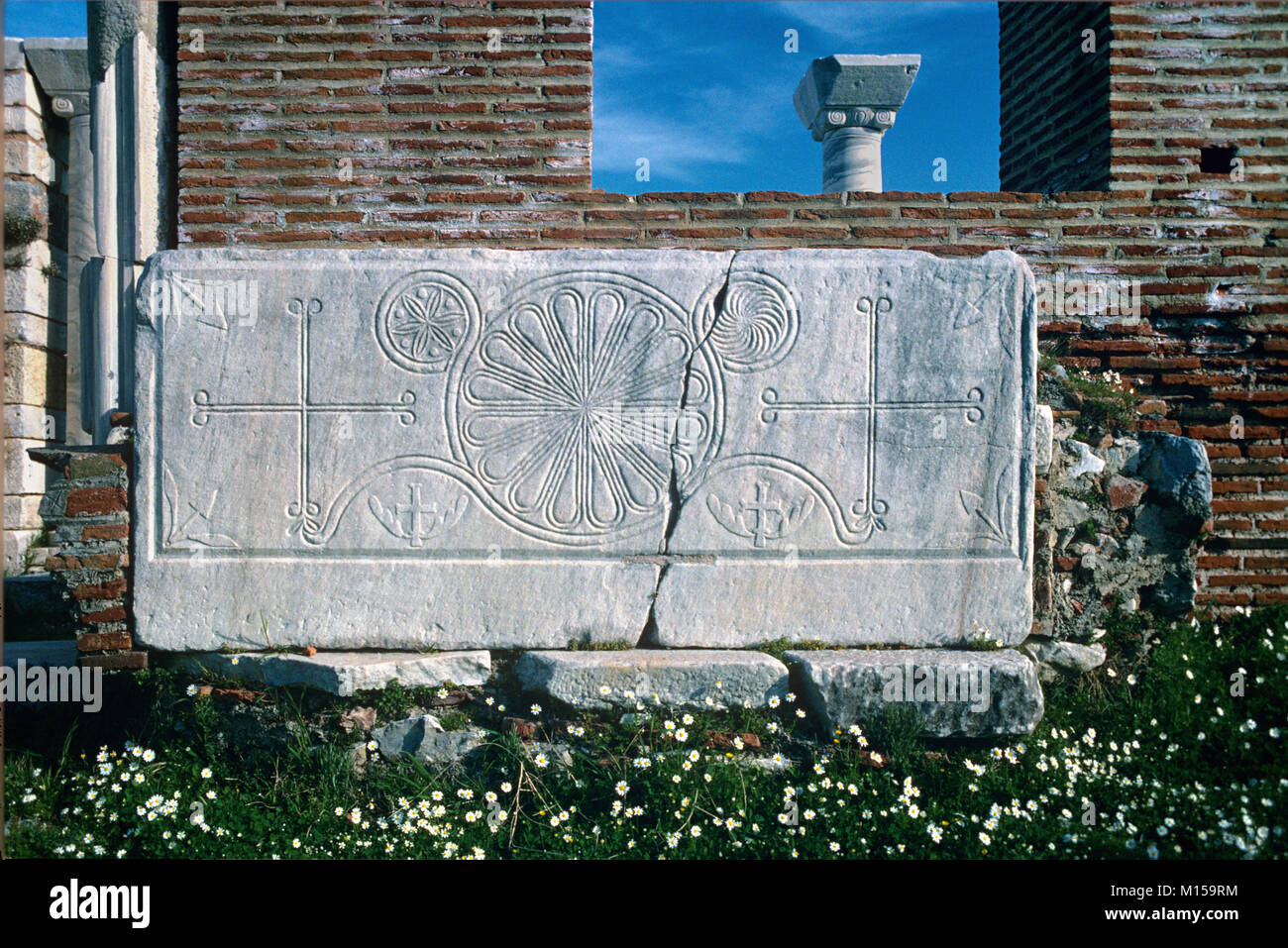 Geschnitzte Marmorrelief mit christliche Kreuze in den Überresten der c 6 Basilika von Saint John, Ephesus, Selçuk, Türkei Stockfoto